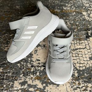 Toddler boys adidas sneakers in grey